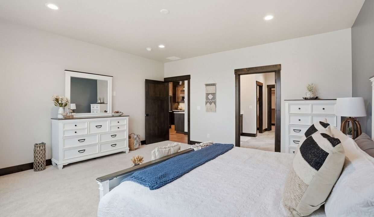 Inside-Media-Andesite-23