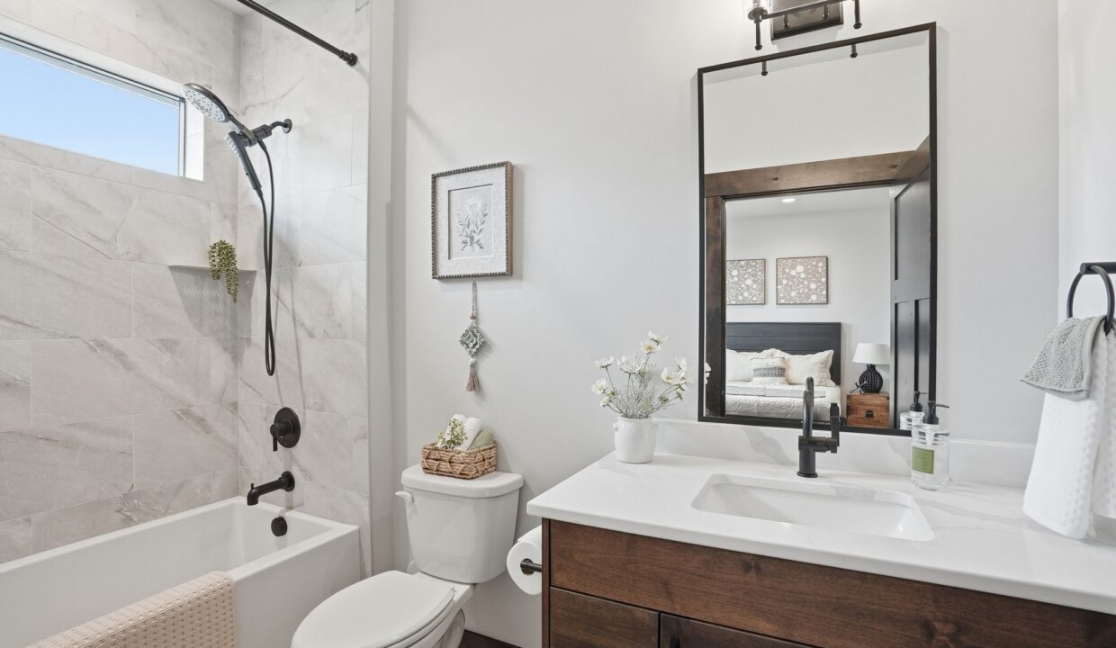 Inside-Media-Andesite-30